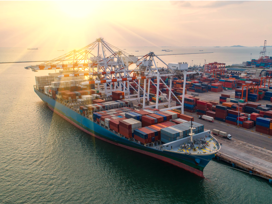 Container Schiff im Hafen